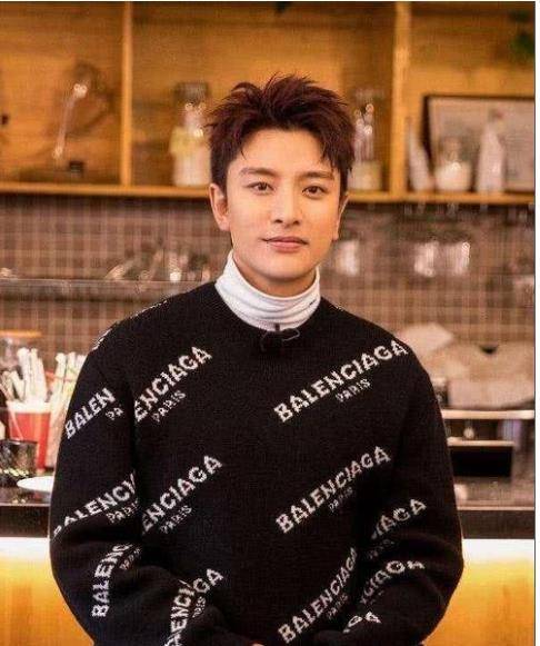 37岁贾乃亮骑三轮车环海,半路没电推着走,脚踩塑料拖鞋_录像_穿着