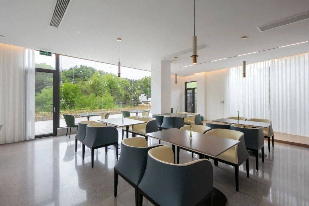 餐厅会议室酒吧望远镜台{交通便利,游遍生活}民宿位于绩溪县华阳镇