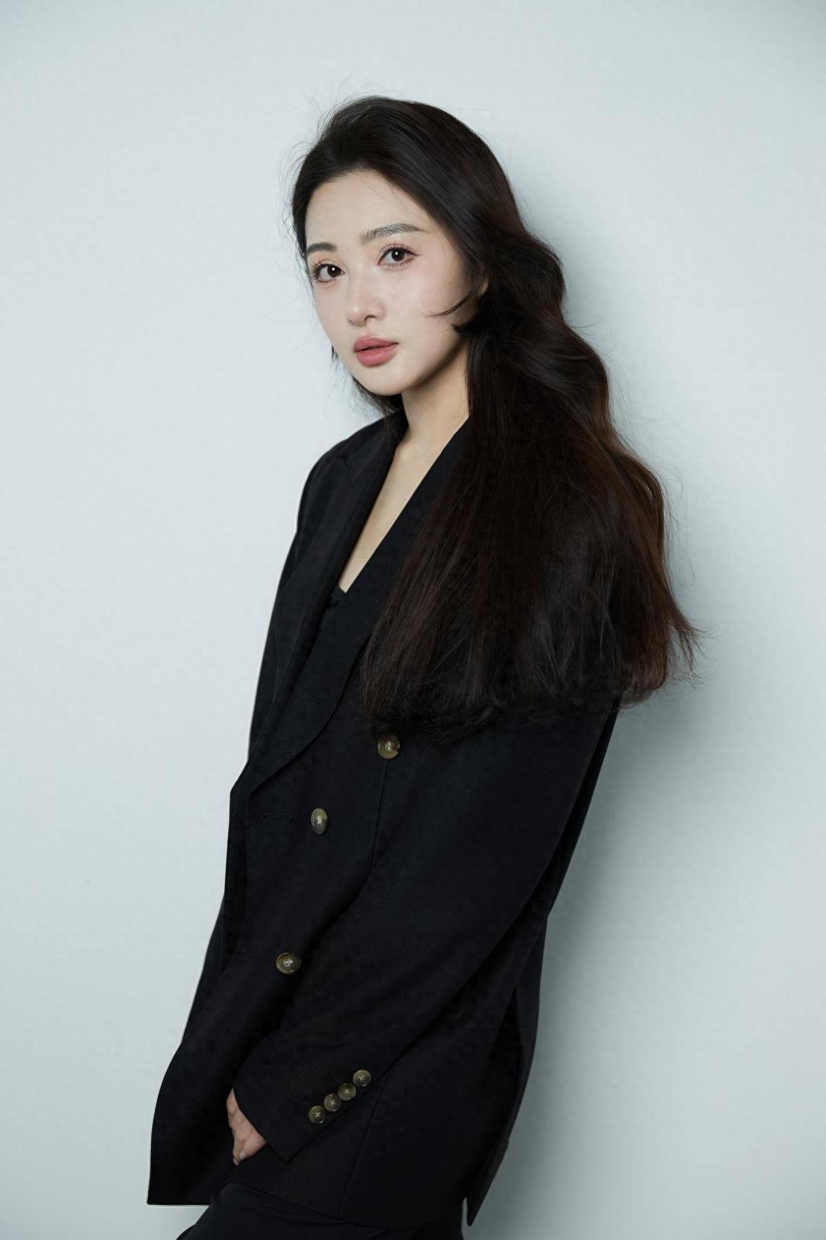 孙嘉璐制片人事业飞升,秒变黑西装霸总,果然甜妹a起来也很帅_励志