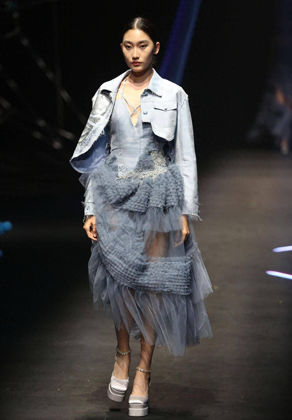 中国国际时装周秀场现场预览,边惠中ss24新闻发布会在北京举行_宋锦