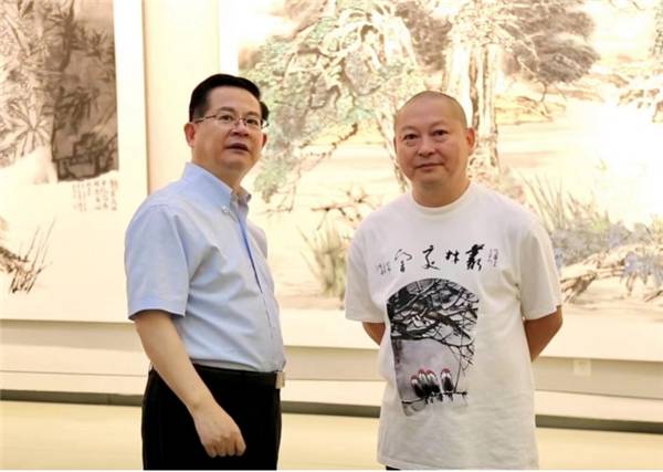 左起:艺术家郑瑰玺与文化部原副部长,中国国家博物馆原馆长潘震宙9月