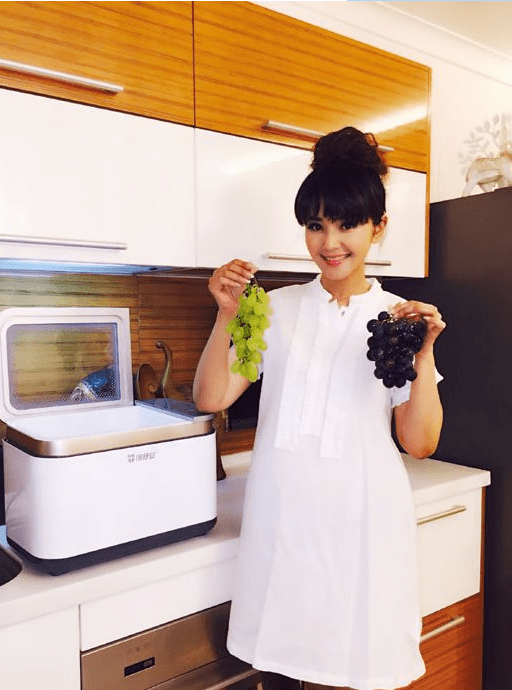 电视名嘴方琼晒近照,17岁的儿子身高1米9长腿优越,神态酷似妈妈