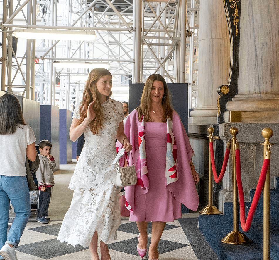 时尚裙好美,前妻一身粉裙闪耀出街尽显女子范_梅琳达_詹妮弗_粉红色