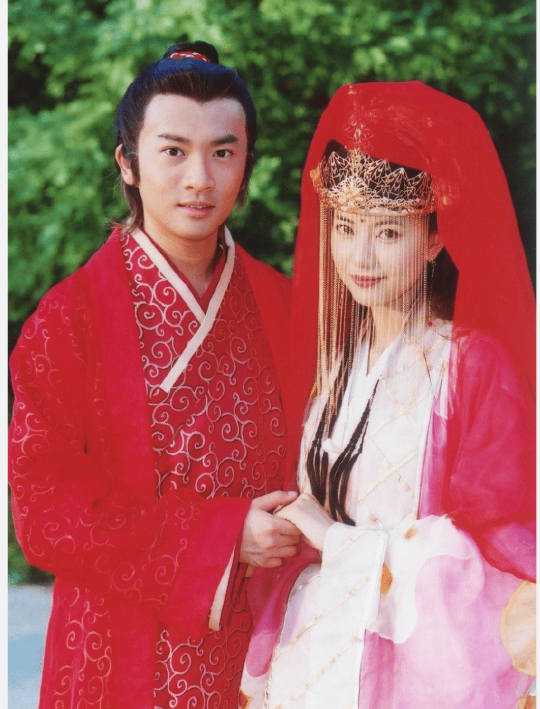 尤其是周芷若,真的是她的颜值巅峰时期。 她的形象清新靓丽,出道几十年都没有变化。这几年,她的影视剧虽