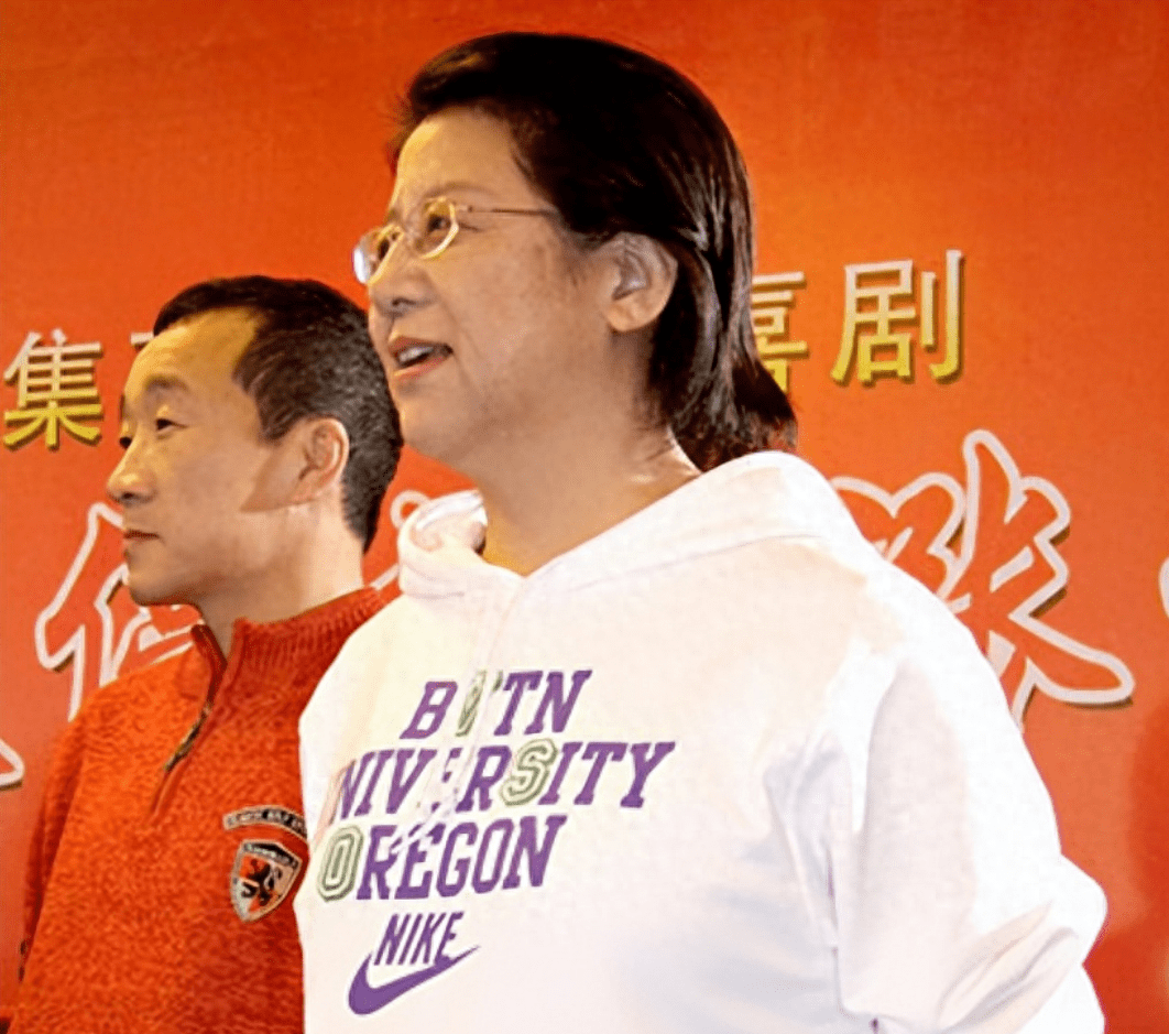 导演娄乃鸣:嫁小7岁丈夫,患乳腺癌乳房遭切除,如今怎么样了?