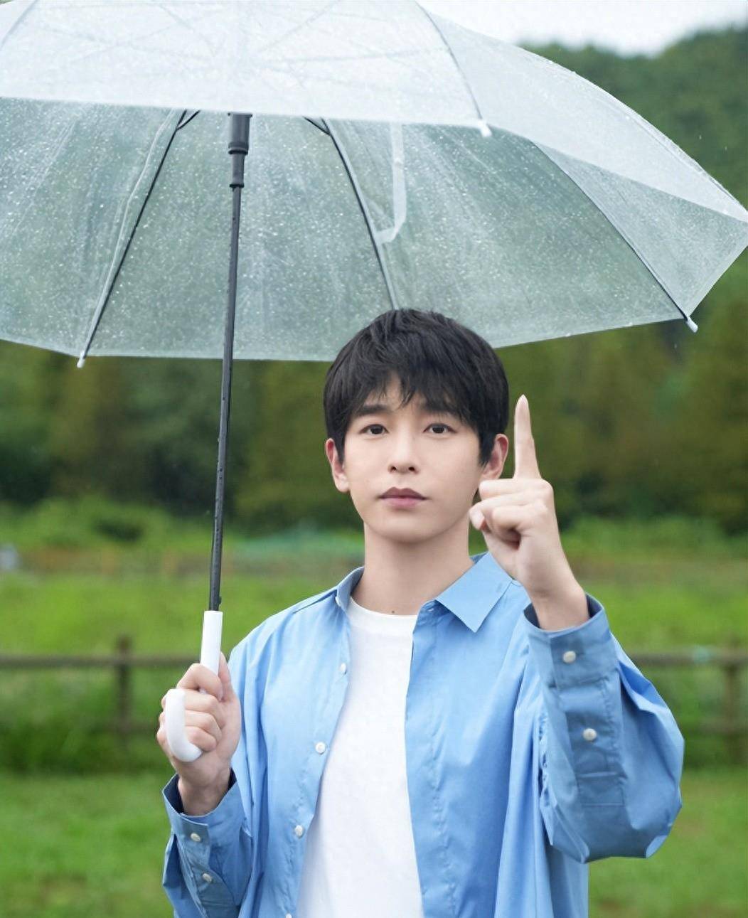 离张艺兴的公开恋情还远吗?_张子枫_杨紫_祝福