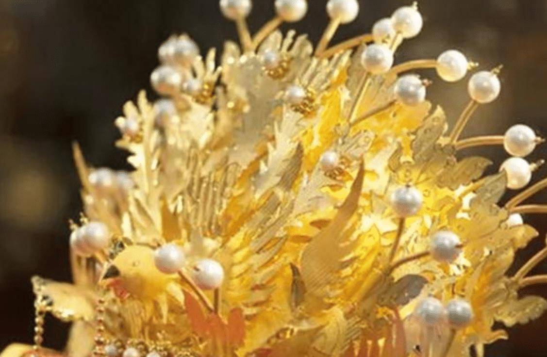 农村大妈戴"慈禧太后"凤冠去鉴宝,刚上台,专家:赶快摘了它_文物_文化