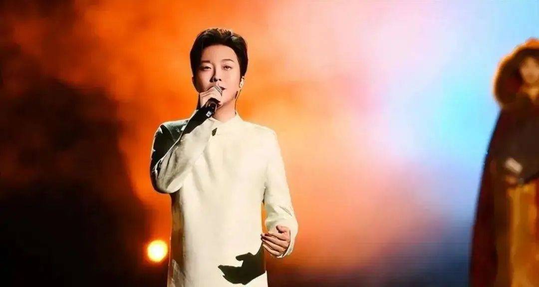 就在李玉刚忙碌之时,网上突然曝光一条新闻:李玉刚出家了!