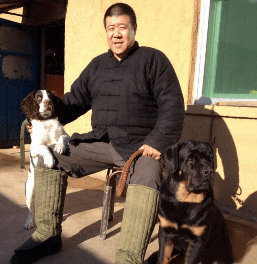 其中一个儿子秦康智也跟随秦卫东进入了演艺圈,在剧中扮演不同的角色