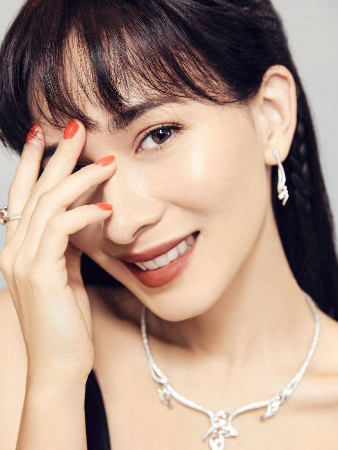 她做过主持人,成立过乐队,做过模特,最后在别人的建议后改名进入演艺