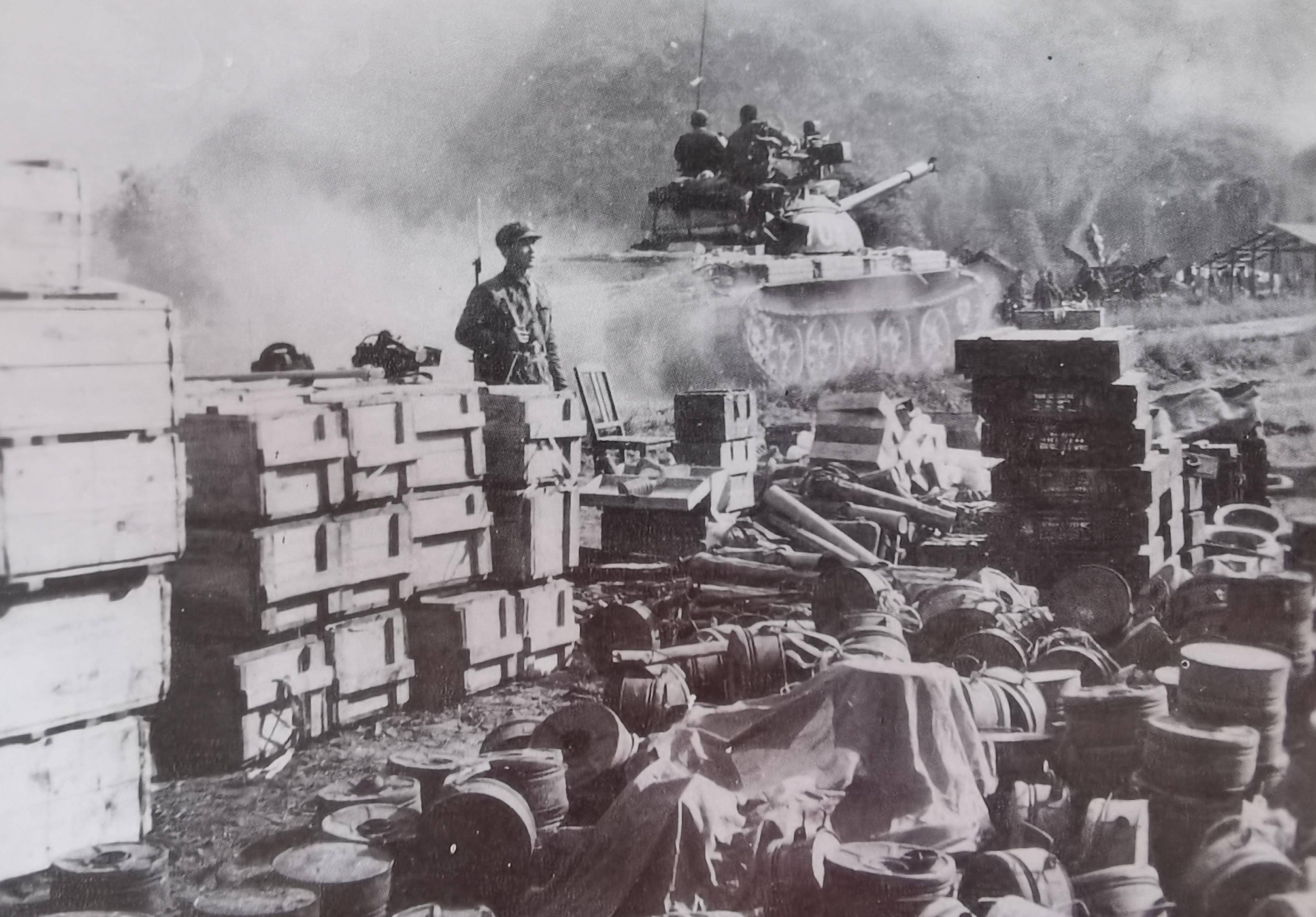 九张边境自卫反击战照片,杨得志古稀挂帅,缴获堆积成山的物资_作战任