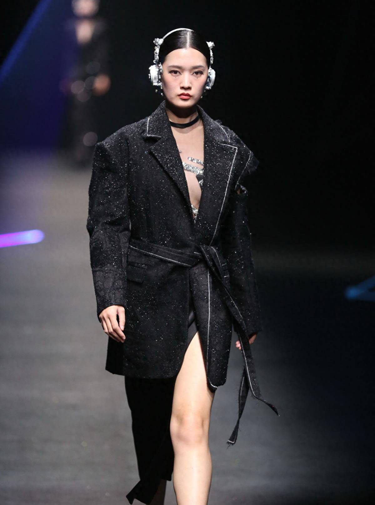 中国国际时装周秀场现场预览,边惠中ss24新闻发布会在北京举行_宋锦