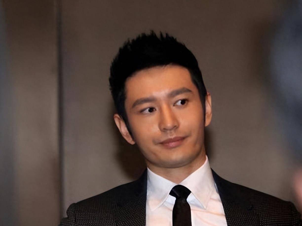 这个时候黄晓明已经40岁了,是爸爸了,妈妈还是不放心他一个人生活,像