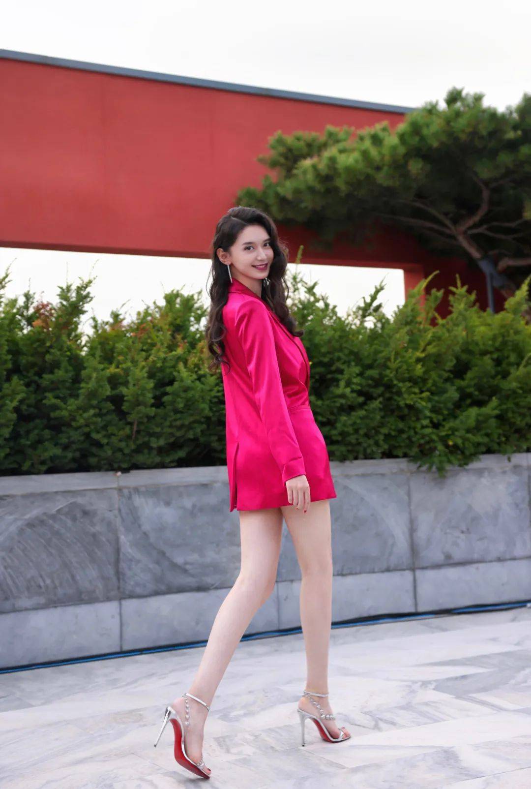 徐梓钧现身北京时装周大秀 港味女人风气场全开_艾德莱斯_新疆_时尚