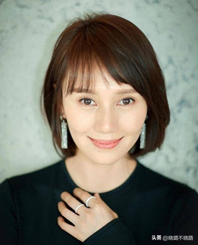 ②平刘海内扣发=适合五官立体的女人选择合适的短发来塑造出优越的