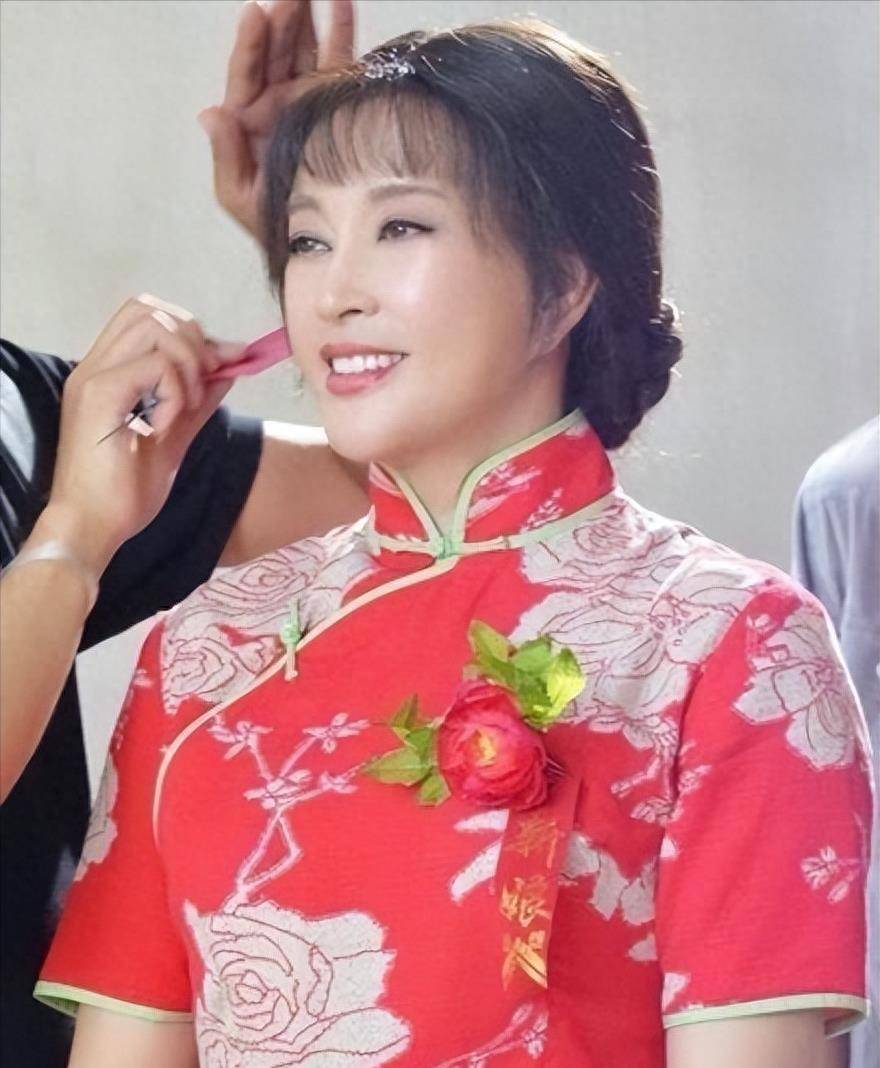 47岁的刘晓庆出演电视剧《火凤凰》,饰演7个角色,其中包括多个女孩