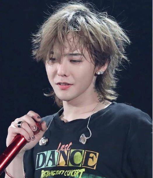 "初代流量"权志龙低调回归,茶π代言照被曝光,女孩们都沸腾了_造型