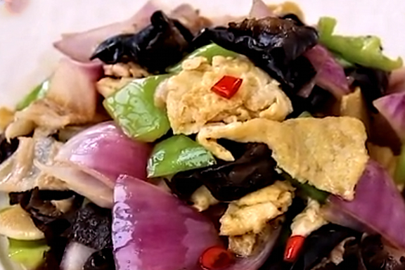 洋葱炒鸡蛋怎么做最好吃,配方和做法告诉你,鲜香味美又下饭_五花肉
