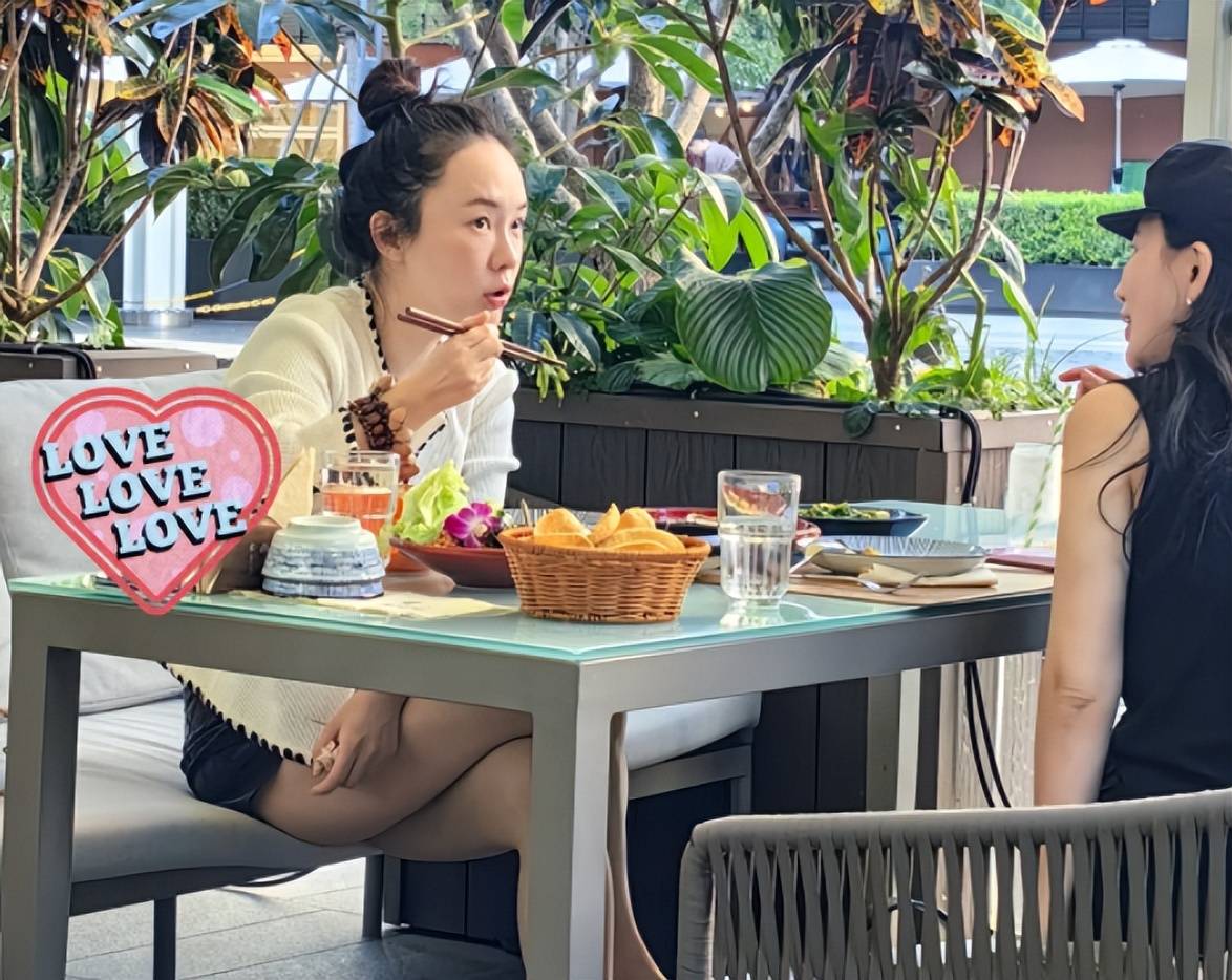 和熊乃瑾聚餐,面部肿胀头秃憔悴,素颜逛街,行为邋遢_形象_女明星_好友