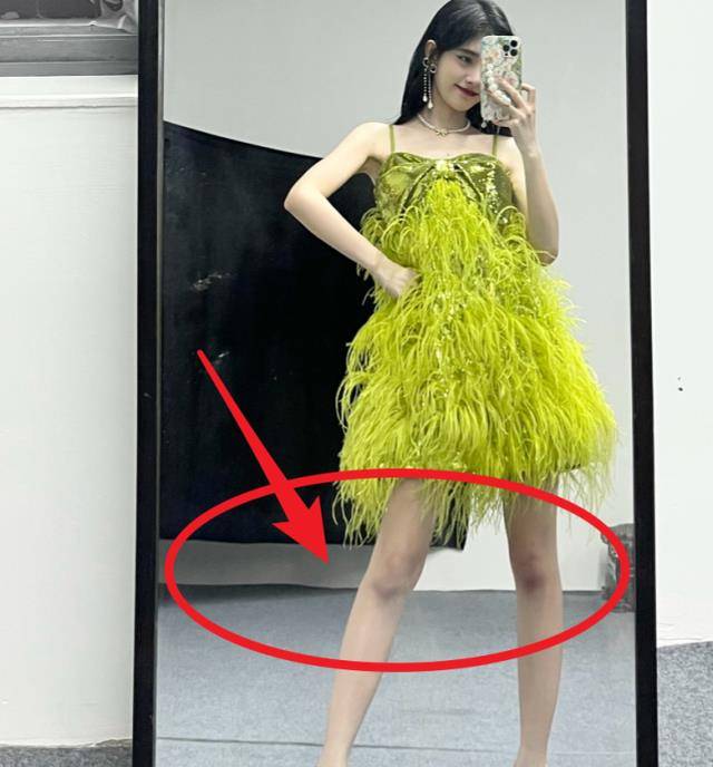 鞠婧祎被质疑全身涂粉,躺下时腿部暴露缺点,网友:人设大翻车!