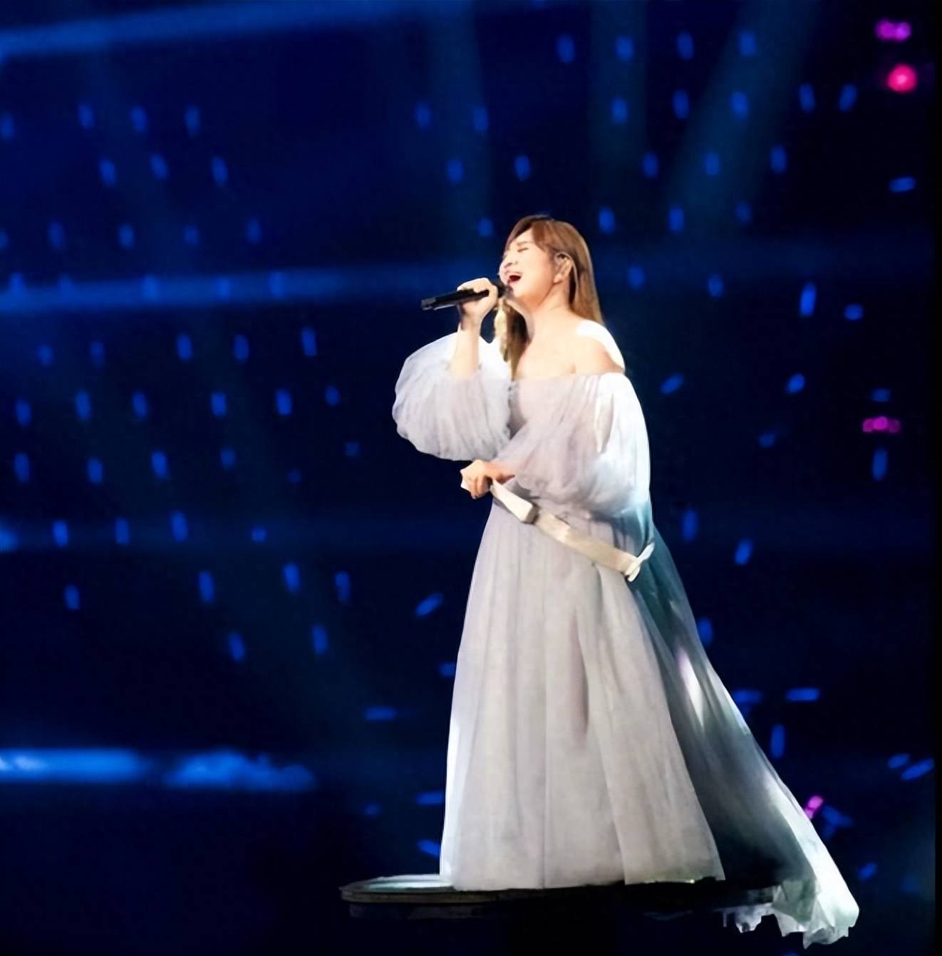 9月17日,在哈尔滨举行的演唱会上,梁静茹在唱经典曲目《燕尾蝶》时
