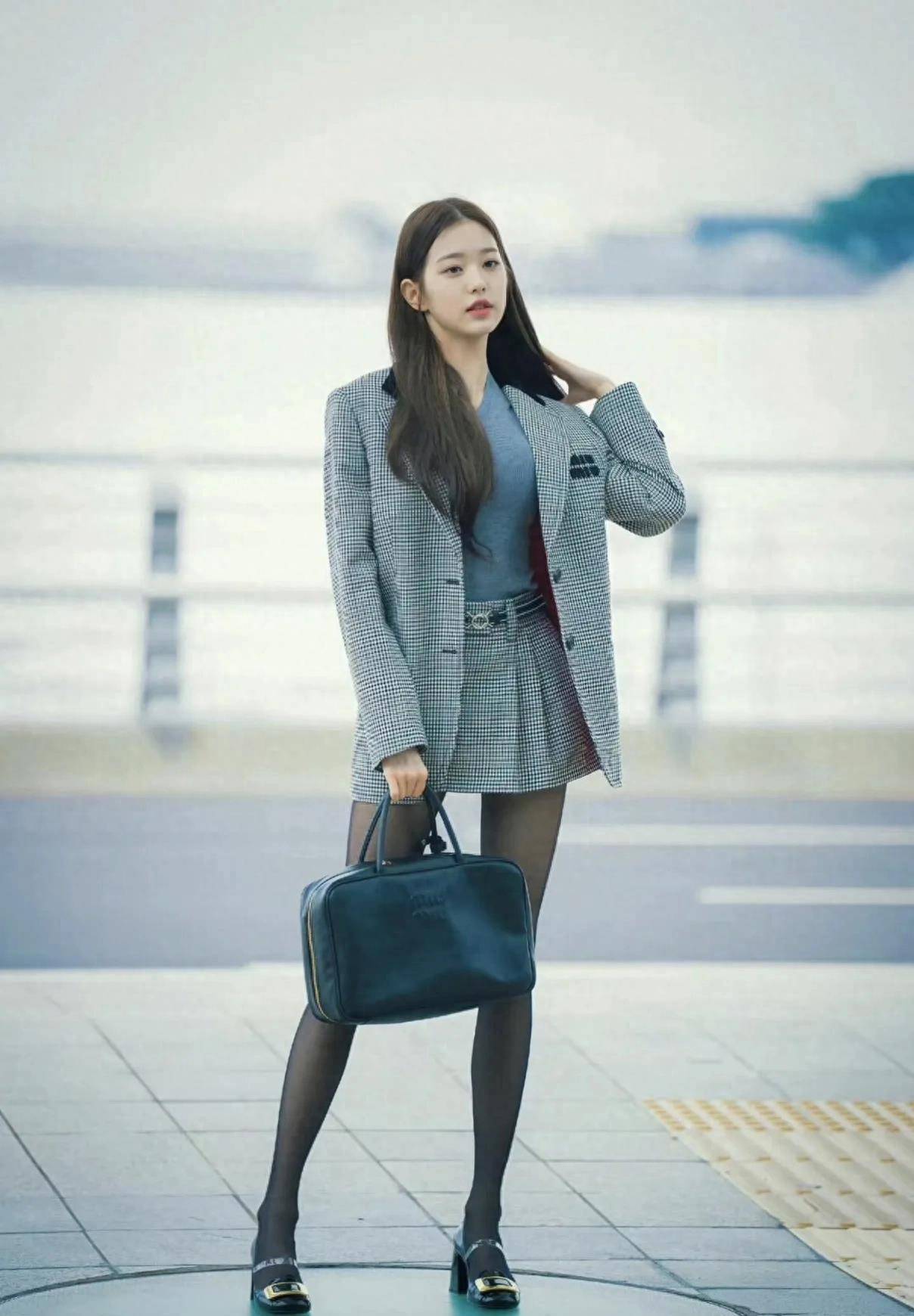 韩国张员瑛小姐姐,时尚黑丝美腿,举手投足尽显优雅气质
