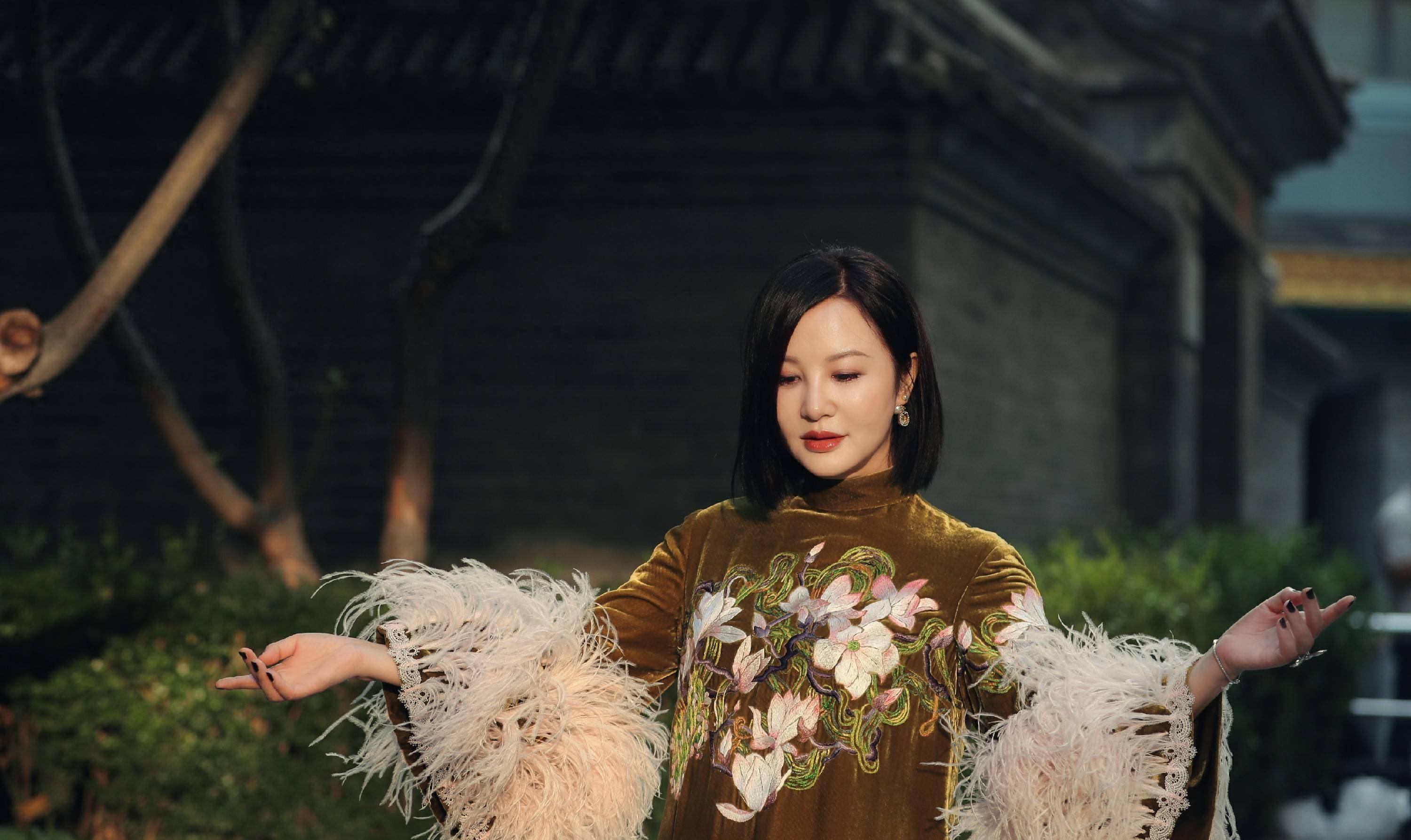 陶红在北京时装周红毯上进入决赛,她优雅的旗袍演绎东方女性魅力_造型