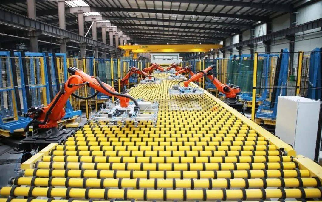 平板玻璃的制作工艺主要有三种类型:引上法平板玻璃,平拉法平板玻璃和