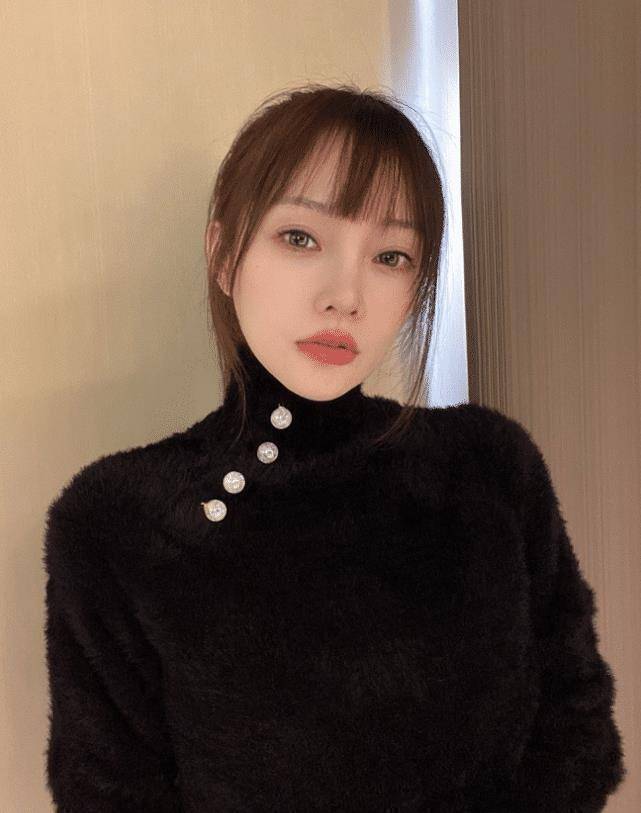 李小璐近照公开, 穿"鞋带裤"勒出优越线条,这位辣妈太有魅力_造型