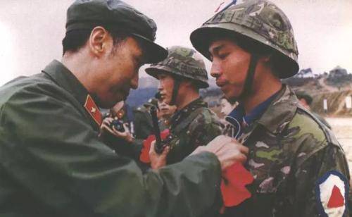 老山轮战,军长将当地茅台买光给战士壮行,22名战士再也没机会喝_行动