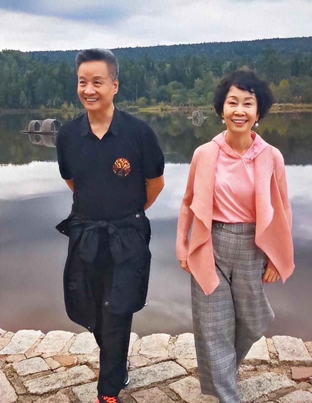 老艺术家阎维文:身穿7000元一件的卫衣,开辅导班圈钱_刘卫星_妻子