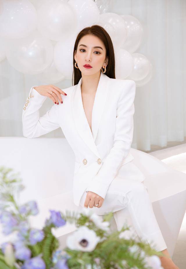 郭富城娇妻晒生活照,认真时尚开心带娃,方媛的阔太生活很幸福!