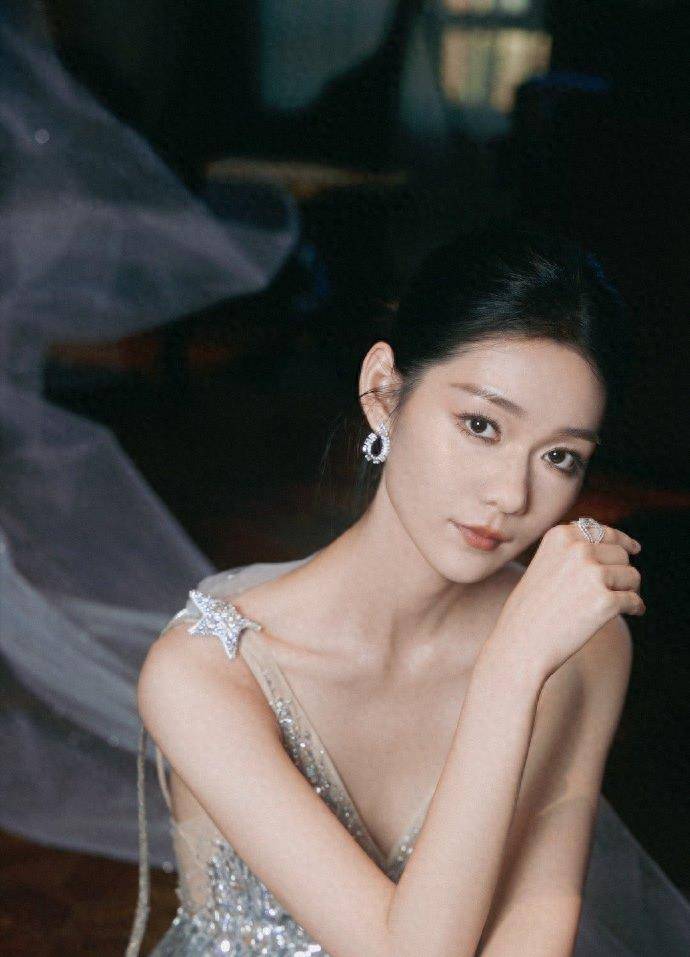 段奥娟身穿流苏礼服尽显优雅与自信,红毯上的举止让人赞不绝口_气质