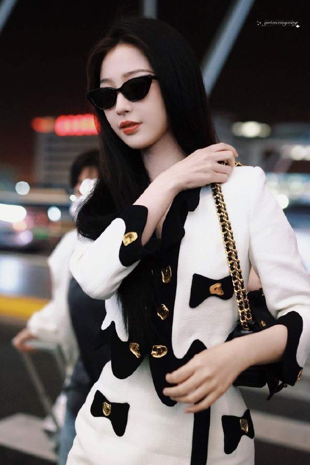 虞书欣机场路透,墨镜气场十足,赶往米兰时装周!_女神_年级_少主