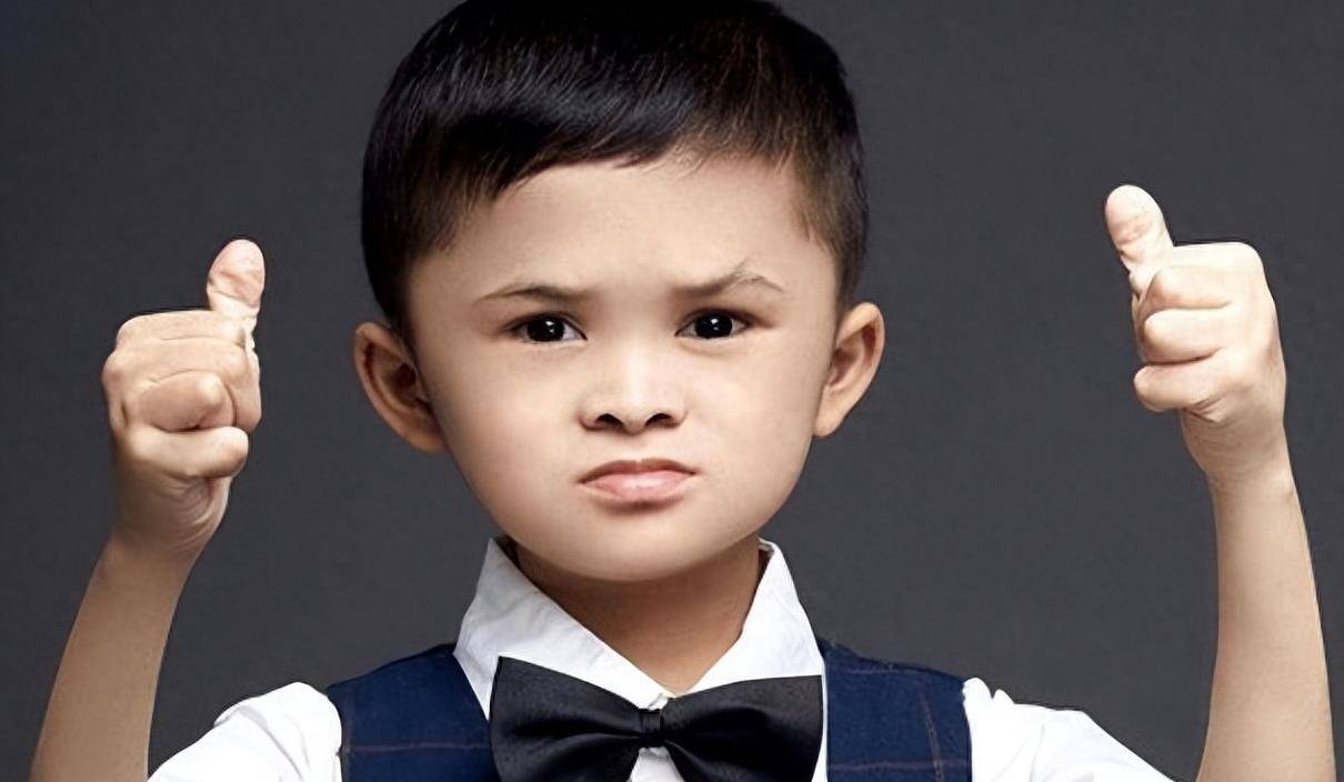 网红"电翰"因长相酷似张翰一夜走红,开播吸引大量观众围观_小伙_范小