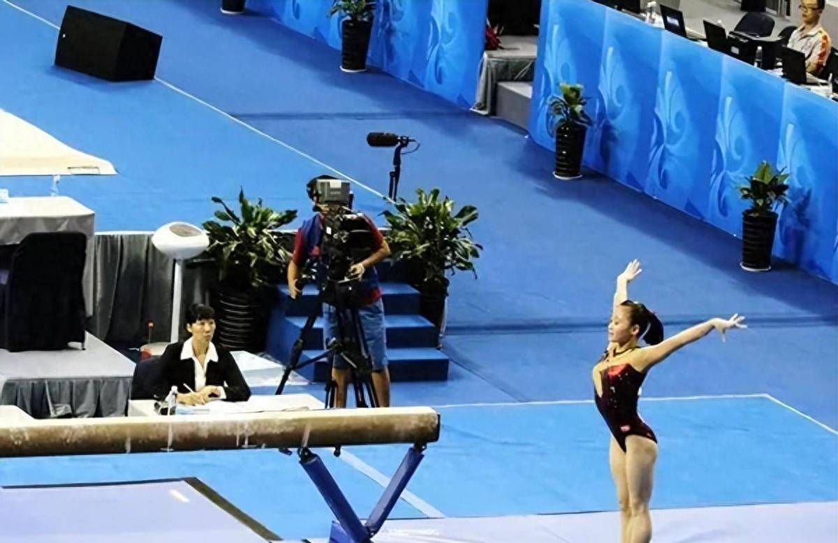 卷走44亿逃去美国,如今买飞机住豪宅生活潇洒_吴冰_训练_体操