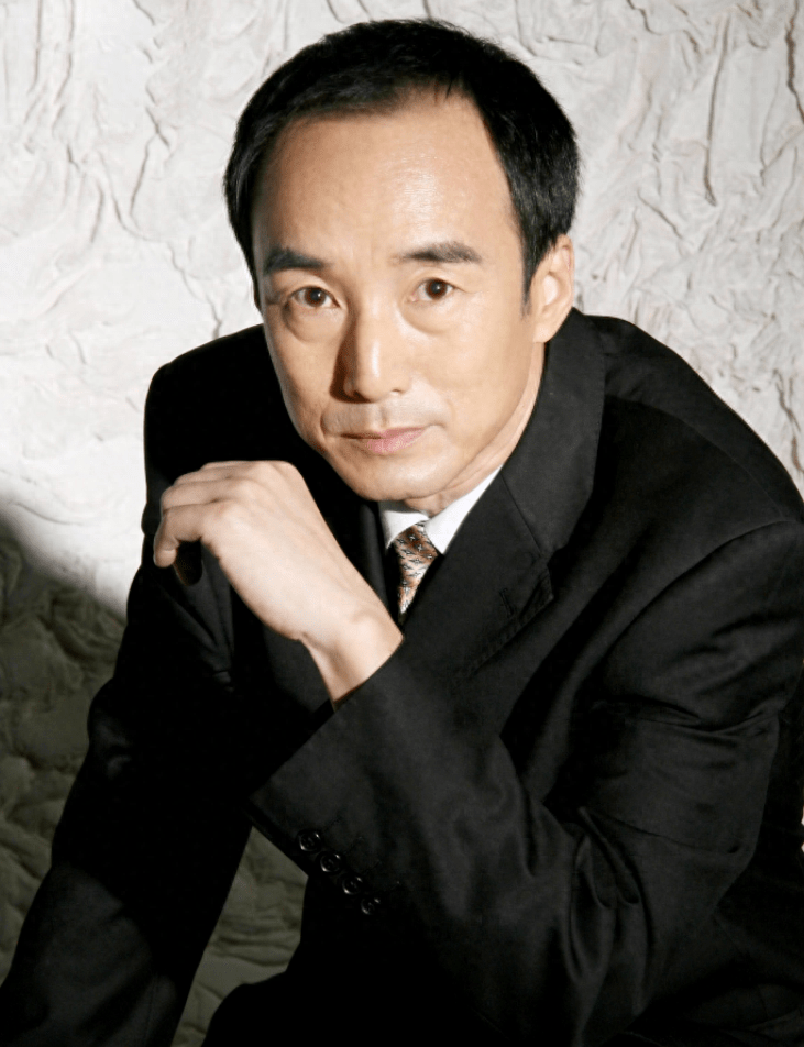 演员施京明:娶圈外妻生一子,为孙女苦学英语,如今67岁怎样了?