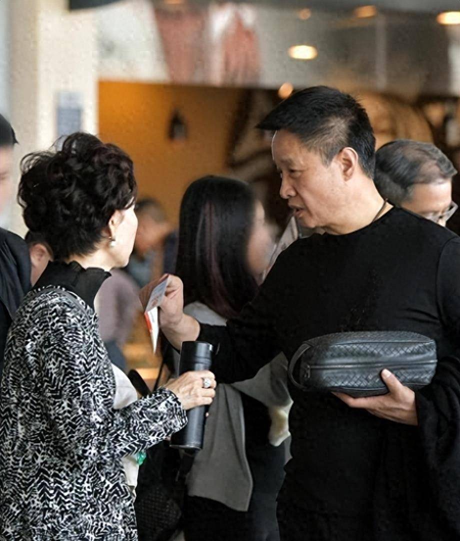 穿7000元一件的卫衣,开辅导班圈钱,老艺术家也塌房_阎维文_刘卫星