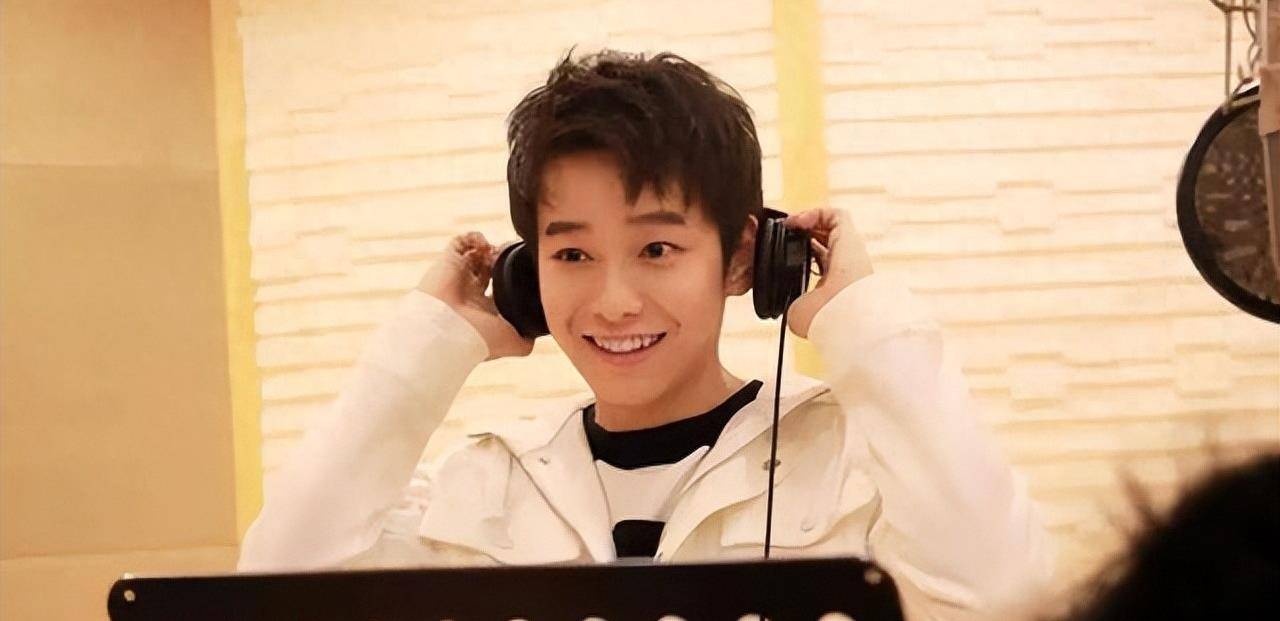 刚被狗仔爆料跟女网红约饭,彭昱畅马上开出镜解释:官宣新嫂子_交往_女