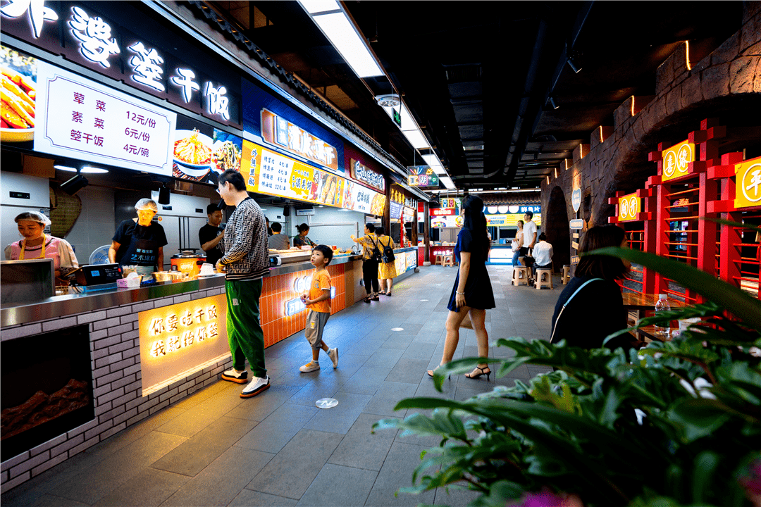 672023年9月23日,"印象简阳美食街"开街仪式在简阳百伦百货盛大举行