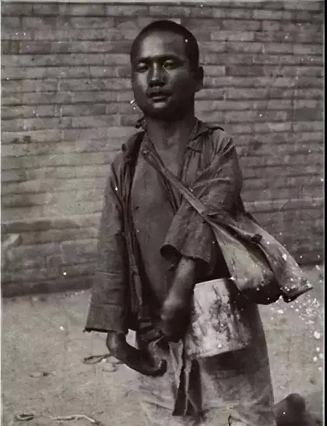 两乞丐街头耍"人面蛇",让人心惊胆寒:此非蛇而是人_麻袋_老者_古代