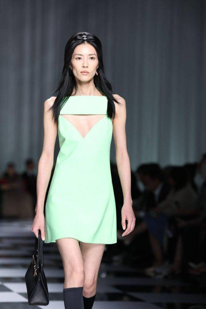 刘雯穿薄荷绿短裙走秀 化身复古俏芭比