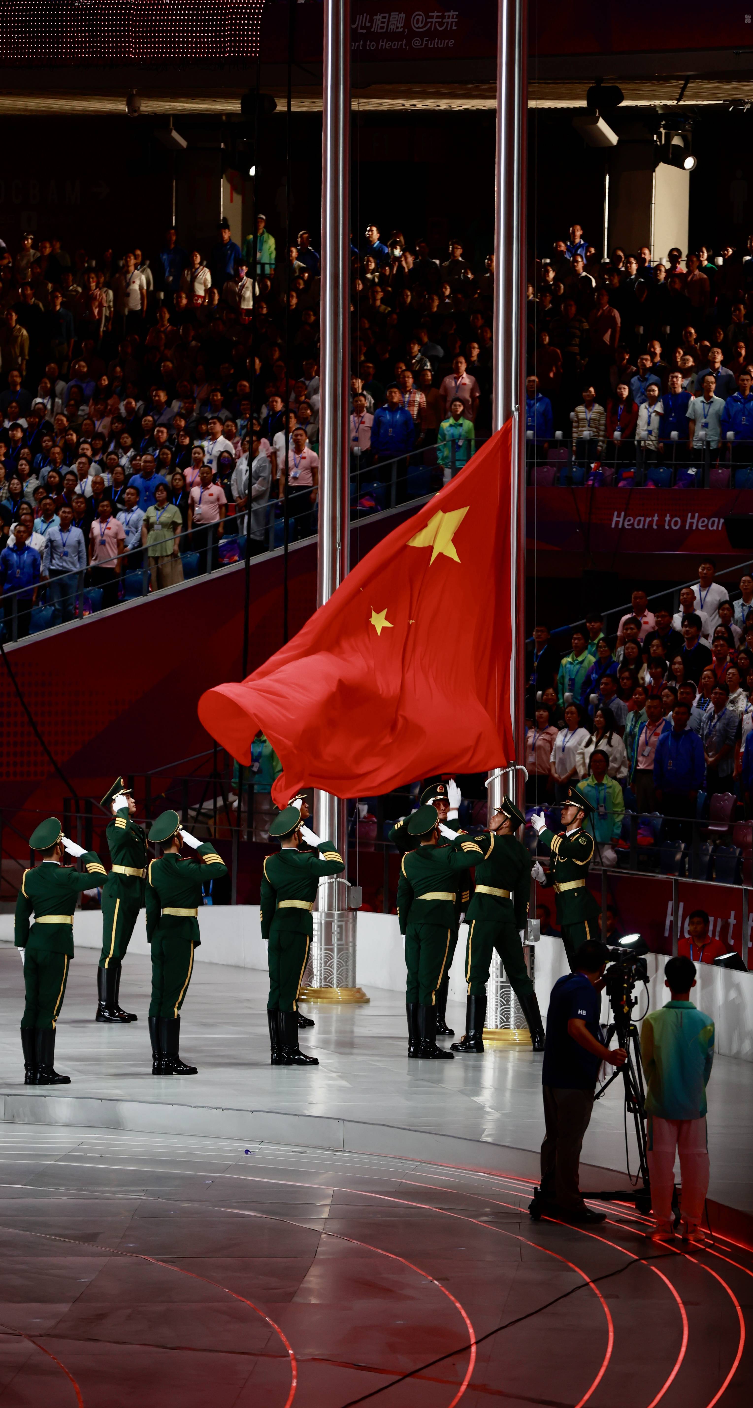 图2023年9月23日,浙江杭州,杭州亚运会开幕式举行,武警礼兵手举国旗