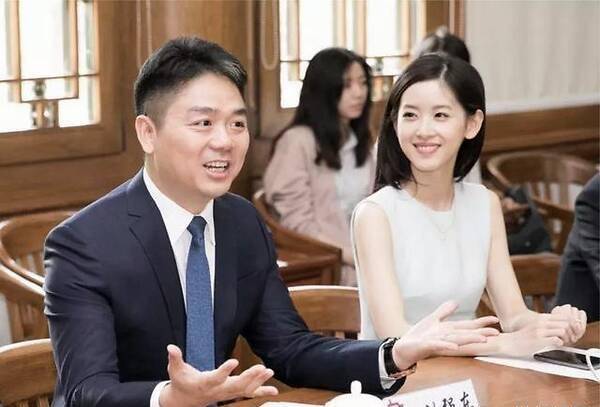 比刘强东大5岁的丈母娘长啥样?