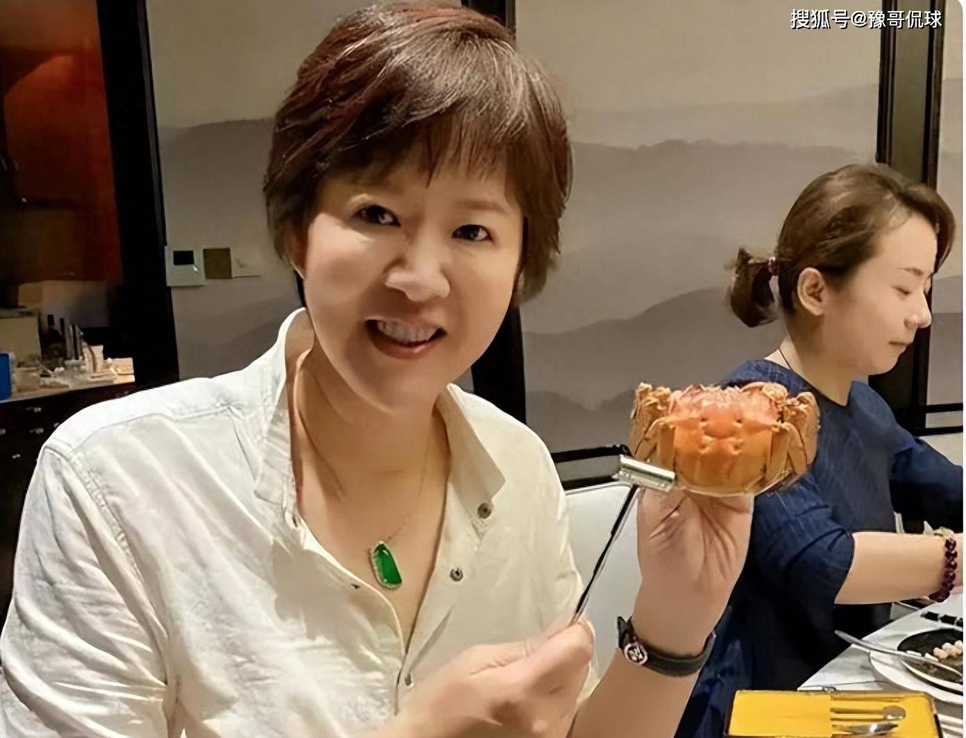 做客,郎平给乒乓球大满贯得主王楠签名,王楠富豪老公郭斌宴请郎平吃饭