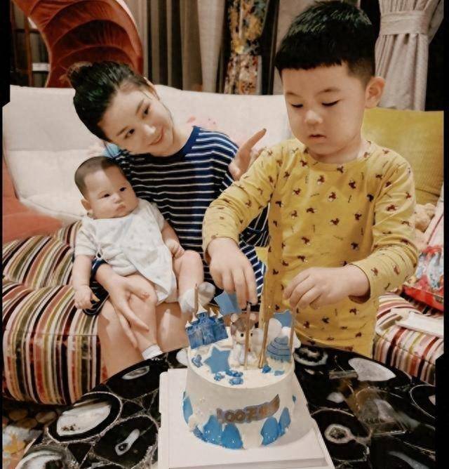 王雷和李小萌近照,她俩没有什么花边新闻,是外界眼中的模范夫妻_爱情