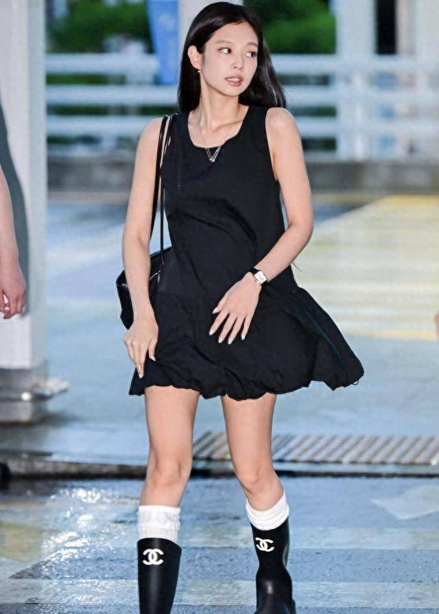 在jennie韩媒的镜头下,不加美颜滤镜,"真实腿型"一目了然_线条_鞋子