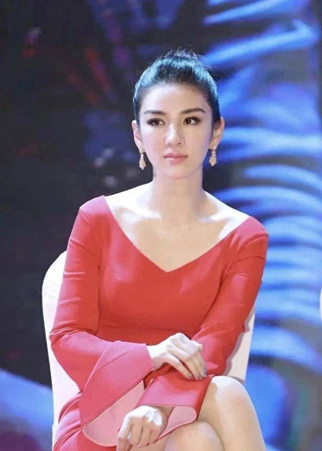 黄奕的熟女气质太浓,穿低领红裙秀出美腿,瘦而不柴很撩人_魅力_身材