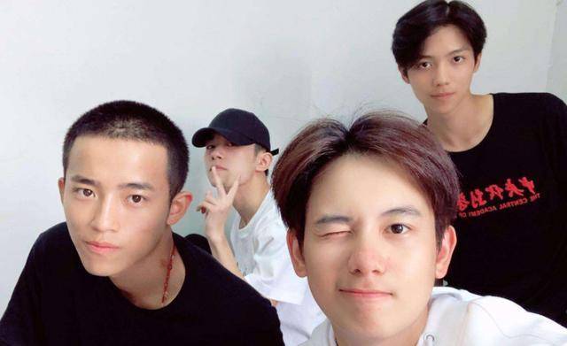 易烊千玺不管和谁合照都"生人勿近",唯独在她面前,忍不住亲近_葱花