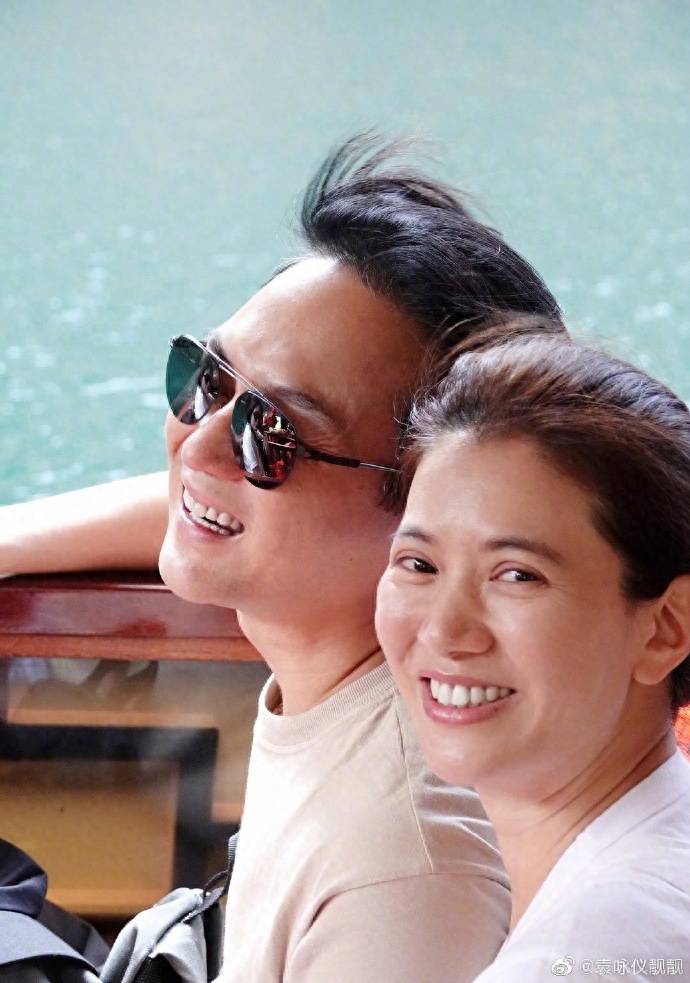 节日晒张智霖和儿子合影,父子俩同款大长腿又细又直_时候_照片_李敏镐